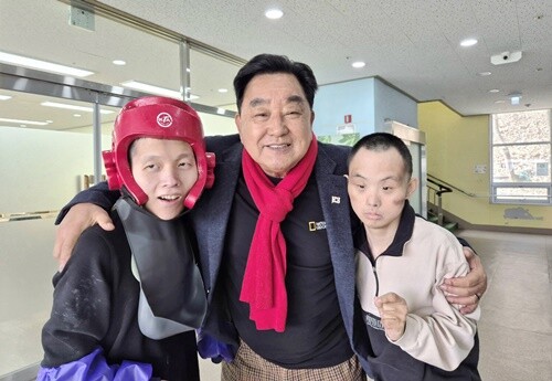 윤광신(가운데) 전 경기도의원이 중증장애인 거주시설 씨엘의집 이용 장애인들과 함께 했다. 사진=씨엘의집 제공