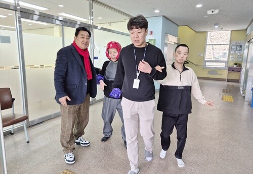 윤광신(왼쪽) 전 경기도의원이 중증장애인 거주시설 씨엘의집 직원의 안내로 시설을 둘러보고 있다. 사진=씨엘의집 제공