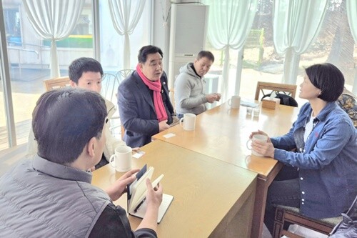 윤광신 전 경기도의원이 중증장애인 거주시설 씨엘의집 유선영 원장과 직원, 시설이용 장애인들과 대화를 나누고 있다. 사진=씨엘의집 제공