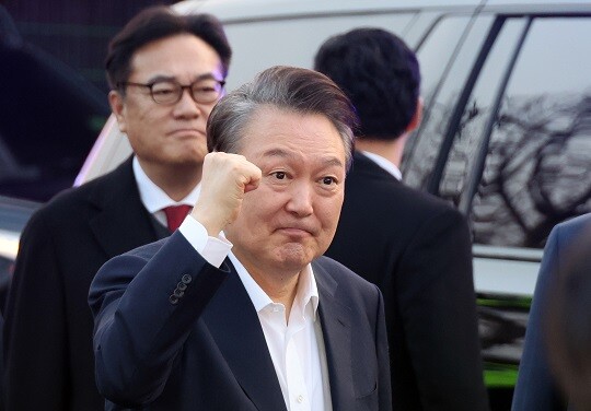 서울구치소에서 석방된 윤석열 대통령이 서울 한남동 관저 앞에서 차에서 내려 지지자들에게 손을 들어 보이고 있다. 사진=연합뉴스