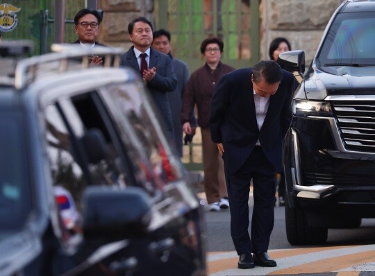 3월 8일 석방된 윤석열 대통령이 경기도 의왕시 서울구치소 앞에서 지지자들에게 인사하고 있다. 사진=연합뉴스