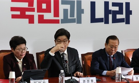 권성동 국민의힘 원내대표가 3월 13일 비상대책위원회의에서 물을 마시고 있다. 사진=박은숙 기자