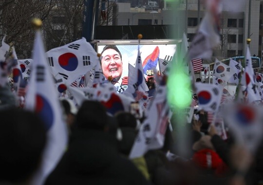 52일 만에 석방된 윤석열 대통령이 관저로 돌아간 3월 8일 오후 서울 용산구 한남동 관저 인근에 태극기를 든 지지자들이 모여들고 있다. 사진=박정훈 기자
