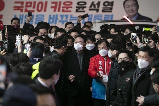 윤석열 국민의힘 대선후보가 제20대 대통령 선거 공식 선거운동 마지막 날인 2022년 3월 8일 저녁 이준석 당대표와 함께 서울 건대입구를 찾아 시민들에게 거리인사를 하기 위해 이동하고 있다. 사진=국회사진취재단