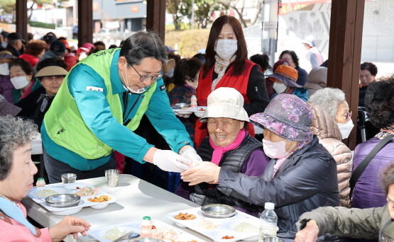 홍태용 시장이 빨간밥차 무료급식소를 찾아 봉사활동을 펼치는 장면. 사진=김해시 제공