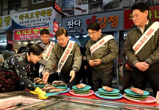 BNK금융그룹 경영진이 14일 오전 부산진구 소재 부전시장을 찾아 지역경제 활성화를 위한 ‘새로운 봄, 다시 뛰는 지역’ 경제 행사를 진행했다. 왼쪽부터 BNK금융그룹 빈대인회장, 부전마켓타운 시장활성화구역 상인회 신영욱 회장, 초록우산 어린이재단 이수경 부울경권역총괄본부장. 사진=BNK금융 제공