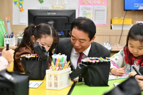 최학범 의장이 초등 늘봄(돌봄) 교실 운영현황을 점검하는 장면. 사진=경남도의회 제공
