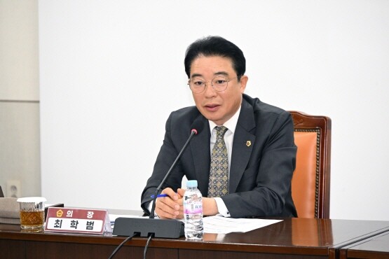 최학범 의장이 ‘3월 확대의장단 회의’를 주재하는 모습. 사진=경남도의회 제공