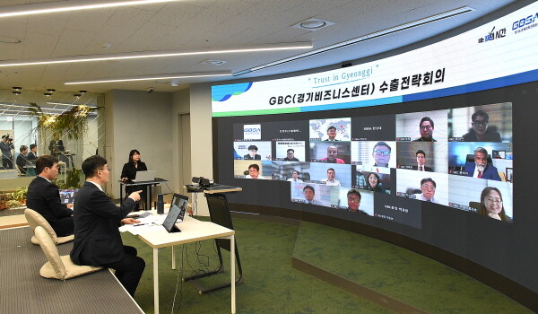 김현곤 경과원 신임 원장이 14일 광교 본원에서 화상으로 GBC해외소장들과 도내 기업의 수출 확대를 위한 전략 회의를 주재하고 있다. 사진=경과원 제공