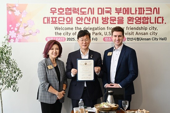 이민근 안산시장이 14일 우호협력도시인 미국 부에나파크시 대표단을 영접하고 있다. 사진=안산시 제공