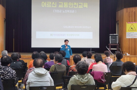 지난해 노인복지관에서 시행한 교통안전교육에서 정종복 군수가 어르신들에게 안전수칙 준수를 당부하고 있다. 사진=기장군 제공