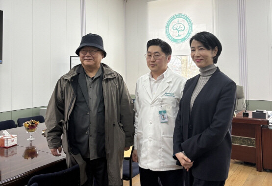몽골 국립정신병원을 방문한 김상엽 온병원 행동발달증진센터 센터장(왼쪽)이 몽골 국립정신병원 병원장(가운데), 필굿 임유하 대표(오른쪽)와 기념사진을 찍고 있다. 사진=온병원 제공