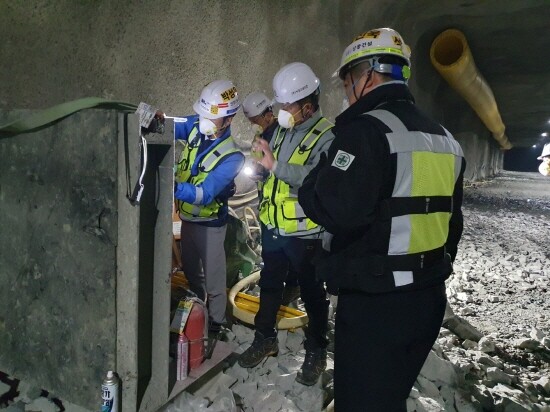 안전점검단들이 부산항 건설현장 내 전기시설물의 관리현황을 점검하고 있다. 사진=BPA 제공