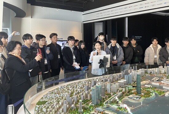 북항 재개발 홍보관을 찾은 방문객들. 사진=BPA 제공