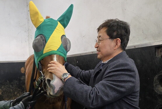 출전마를 살펴보는 이종훈 마주. 사진=렛츠런파크 부산경남 제공
