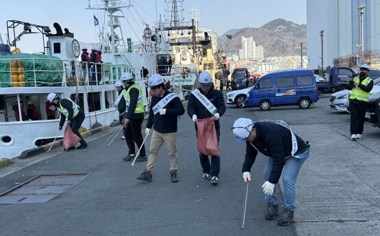 감천항 환경정화활동 장면. 사진=BPA 제공