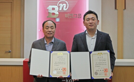 대선주조㈜ 조우현 대표(오른쪽)와 비엔스틸라㈜ 이광수 대표. 사진=BN그룹 제공