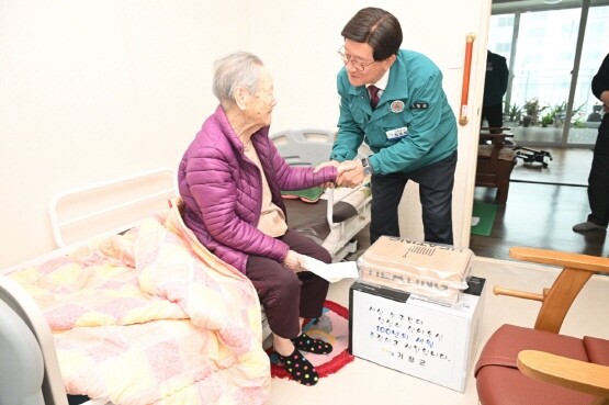 정종복 기장군수가 100세 어르신에게 장수축하물품을 전달하는 모습. 사진=기장군 제공