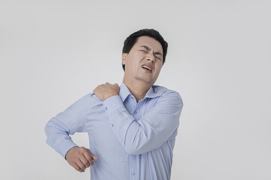 어깨통증 참고 이미지. 사진=대동병원 제공(출처-클럽아트코리아)