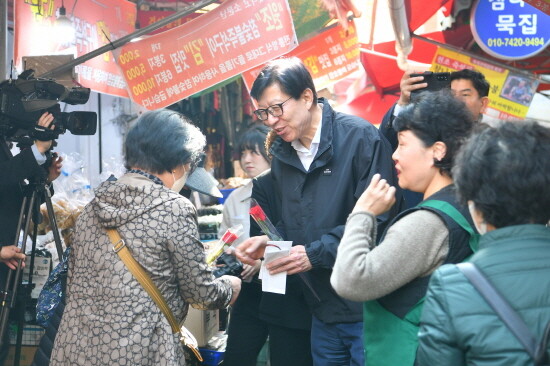 박형준 시장이 당감골목시장을 찾은 모습. 사진=부산시 제공