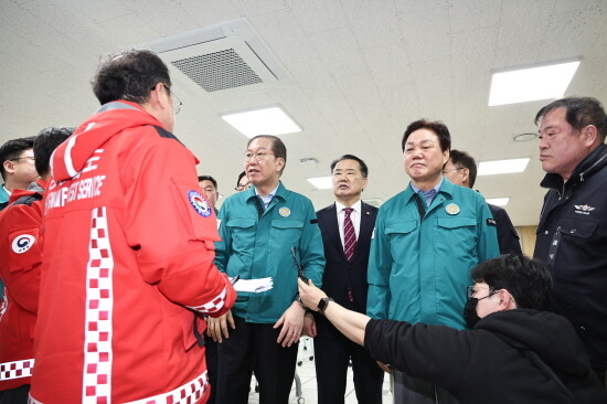 박완수 도지사가 권영세 국민의힘 비상대책위원장과 산불 피해 대피소를 찾은 모습. 사진=경남도 제공
