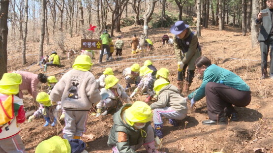 정종복 기장군수와 어린이들이 나무심기 행사를 진행하는 모습. 사진=기장군 제공