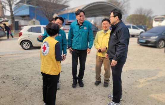 산불 피해현장 방문 모습. 사진=경남농협 제공