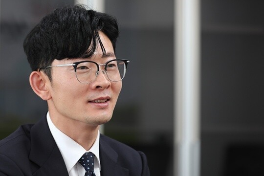 박충권 국민의힘 의원이 당선인 시절인 2024년 5월 21일 국회 의원회관에서 가진 인터뷰에서 당선 소감과 포부를 밝히고 있다. 사진=박은숙 기자