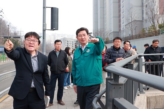이상일 용인특례시장이 25일 마북천 산책로 조성 현장을 점검하고 있다. 사진=용인특례시 제공