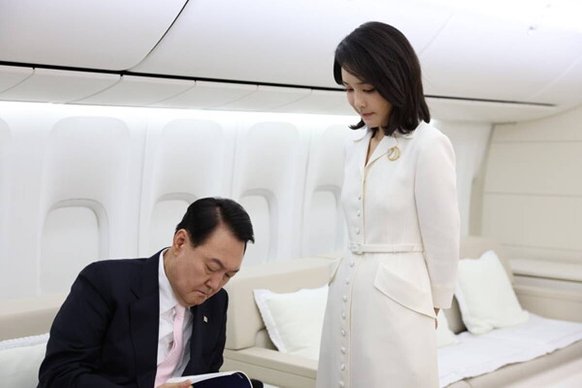 2022년 7월 3일 북대서양조약기구(NATO·나토) 정상회의 참석차 스페인으로 향하는 대통령 전용기 안에서 자료를 검토 중인 윤석열 대통령과 김건희 여사. 사진=대통령실