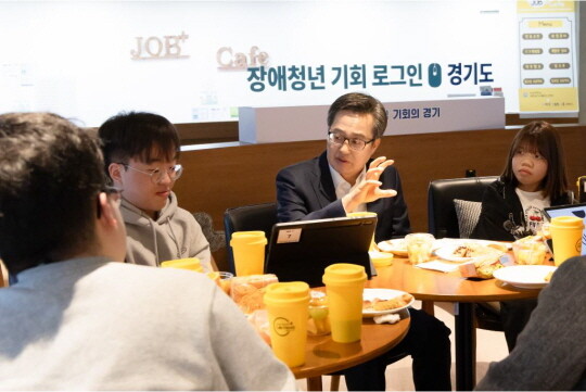 김동연 경기도지사와 강남대 아이큐브 동아리 학생들이 오찬 간담회를 하고 있다. 사진=경기도 제공