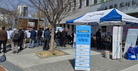 기장군보건소가 정관노인복지관에서 국가암검진사업 현장 이동상담소를 운영하고 있다. 사진=기장군 제공
