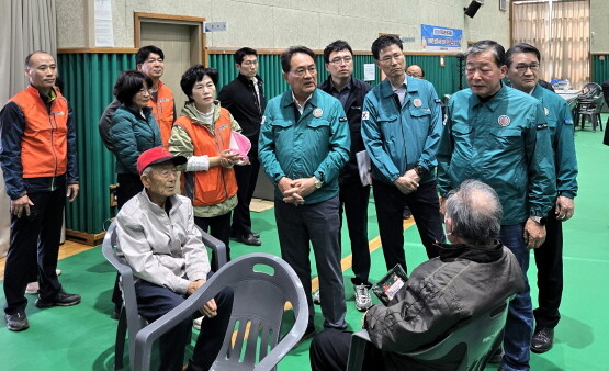 지준섭 부회장(농림수산업자신용보증기금 이사장)이 산불로 어려움을 겪는 농림어업인을 위로하고 있다. 사진=경남농협 제공