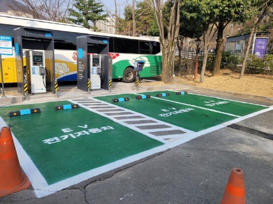 전기차 충전소 설치 모습. 사진=경남도의회 제공