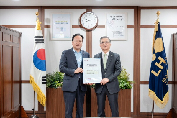 이권재 오산시장(왼쪽)이 이한준 LH 사장을 만나 오산 세교3 공공주택지구 조기 지구지정 건의서를 전달하고 있다. 사진=오산시 제공