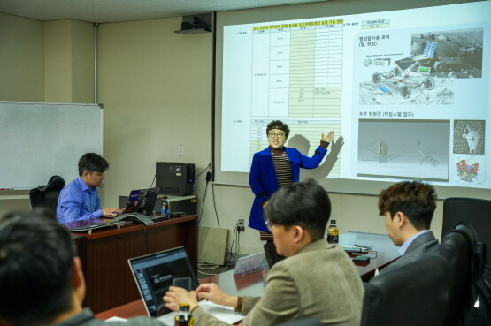 KERI 이지영 항공모빌리티연구팀장이 무인탐사연구소(UEL)와 로버 기술 개발을 위한 협력 회의를 하고 있다. 사진=한국전기연구원 제공