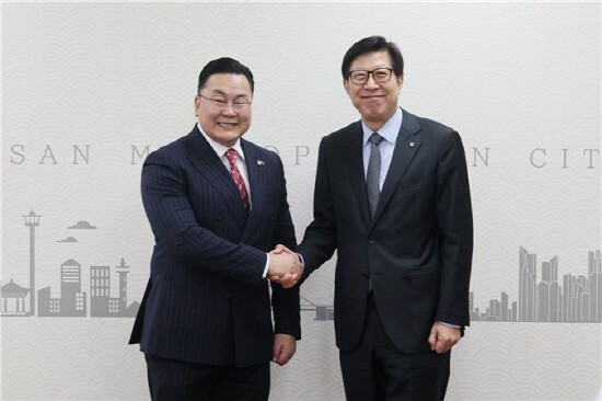 시청 국제의전실에서 박형준 시장과 차강 웁궁 자담바(TSAGAAN-UVGUN JADAMBA) 신임 주부산 몽골 영사가 접견을 가는 모습. 사진=부산시 제공
