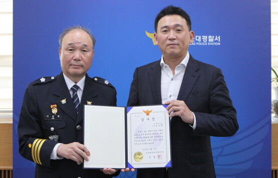 협약식 장면. 대선주조 조우현 사장(오른쪽)과 이상탁 부산해운대경찰서장. 사진=대선주조 제공