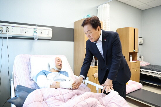 박완수 도지사가 산청 산불 부상자를 찾아 위문하는 모습. 사진=경남도 제공