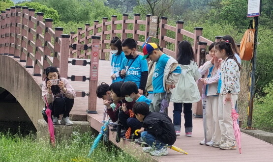 초등학생 환경교육시설 투어 모습. 사진=김해시 제공