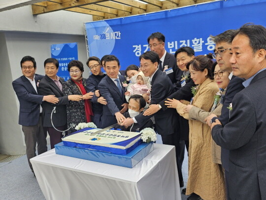 평택 공공임대주택 준공식에서 김성중 부지사를 비롯한 참석자들이 준공을 축하하고 있다. 사진=경기도 제공