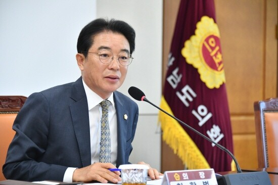 최학범 의장이 4월 현안소통회의를 주재하는 모습. 사진=경상남도의회 제공
