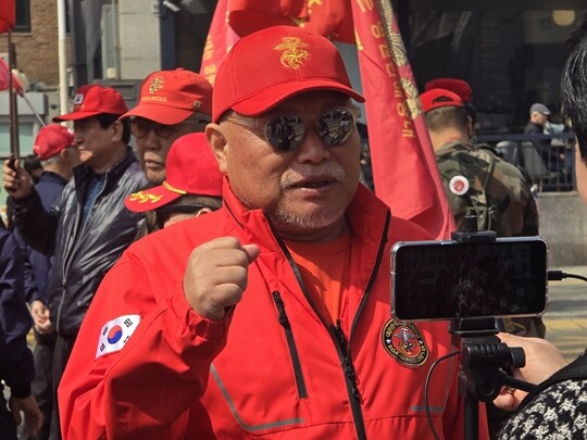 연예인 김흥국 씨가 탄핵 반대 집회에 참석해 구호를 외치고 있다. 사진=이강원 기자
