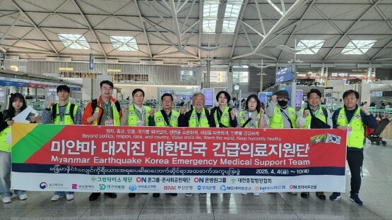 의료지원단이 출국 전 기념촬영을 갖는 모습. 사진=온병원 제공