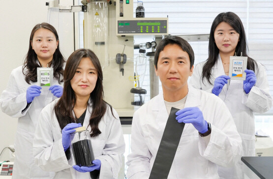 KIMS 윤지희 선임연구원(앞줄 왼쪽)과 KERI 황인성 선임연구원이 분무 건조 기법을 활용해 고용량 이차전지 건식전극을 제조하는 데 성공했다. 사진=한국전기연구원 제공