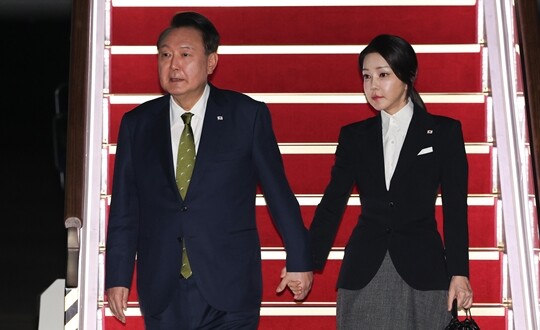 지난 2024년 10월 11일 동남아 순방을 마치고 성남 서울공항을 통해 귀국, 전용기인 공군 1호기에서 내리고 있는 윤석열 전 대통령과 김건희 여사. 사진=연합뉴스