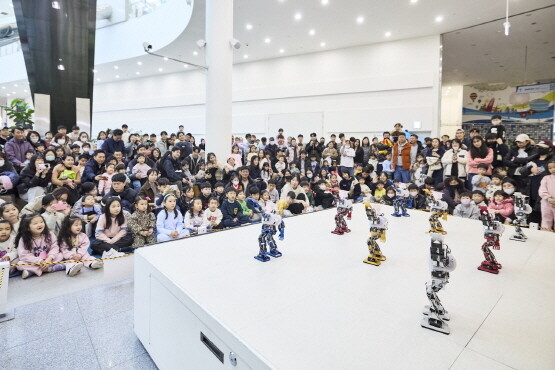 로봇댄스 관람 모습. 사진=국립부산과학관 제공