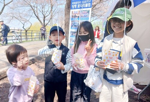 양평로타리클럽 회원들이 어린이들에게 팝콘을 무료로 나눠주는 행사를 진행했다. 사진=양평로타리클럽 제공
