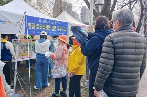 양평로타리클럽 팝콘 무료 나눔 부스에 관람객들이 줄지어 있다. 사진=양평로타리클럽 제공