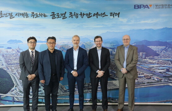 부산항 방문 기념촬영 모습. 왼쪽 두 번째부터 구자림 부산항만공사 글로벌사업단장, 잉베 루드 퀴네나겔 부사장. 사진=BPA 제공